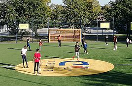 Voetballen op de playground